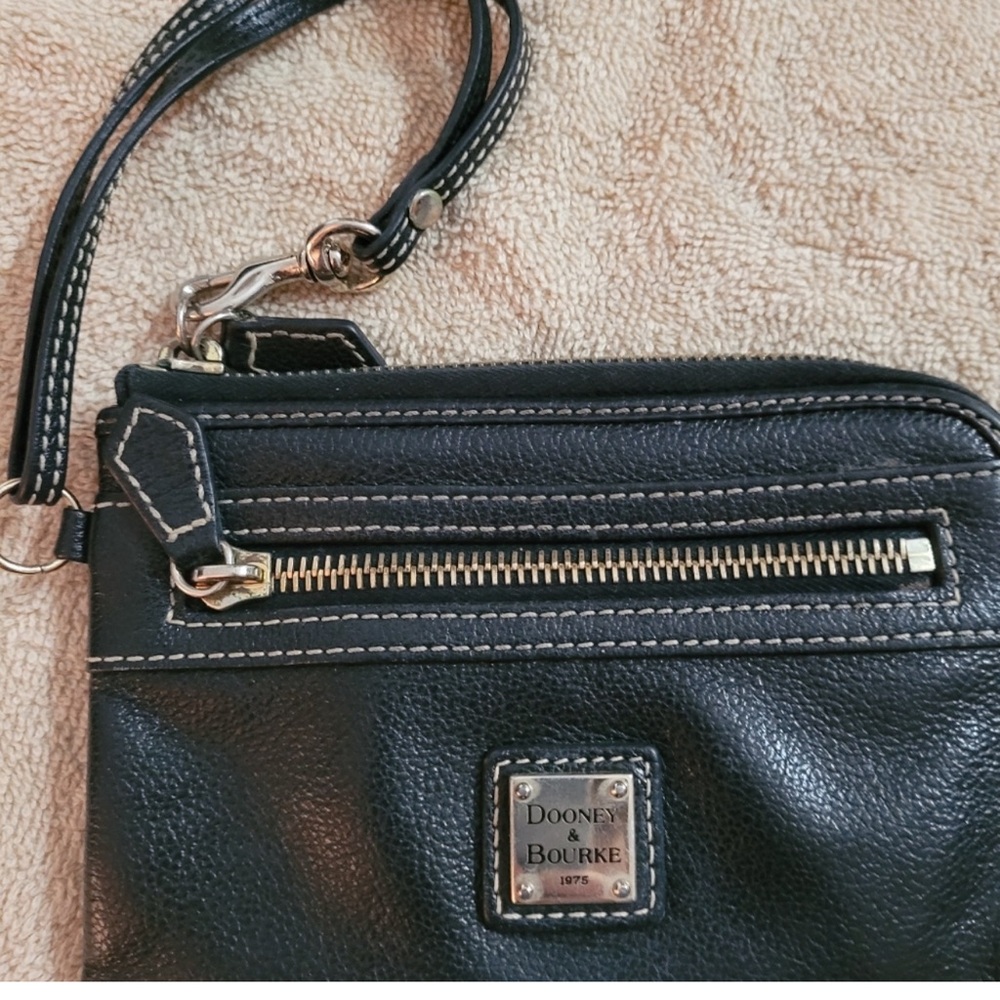 Dooney Bourke black wristlet 🖤